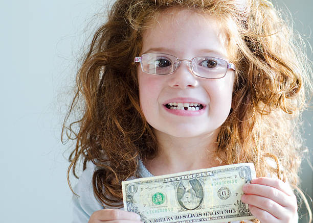 dziewczynka posiada dolarów - glasses child red hair little girls zdjęcia i obrazy z banku zdjęć