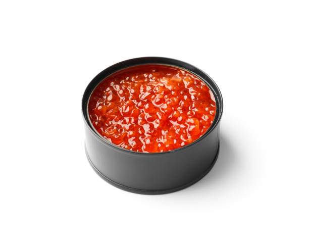 白い背景に黒いブリキ缶の赤いサーモンキャビア - caviar salmon red gourmet ストックフォトと画像