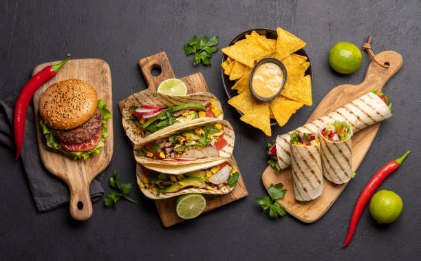Comida mexicana con tacos, burritos, nachos, hamburguesas - foto de stock