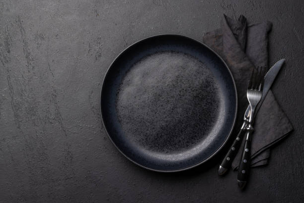 istock Top-down view of an empty plate and silverware mockup 1492674753