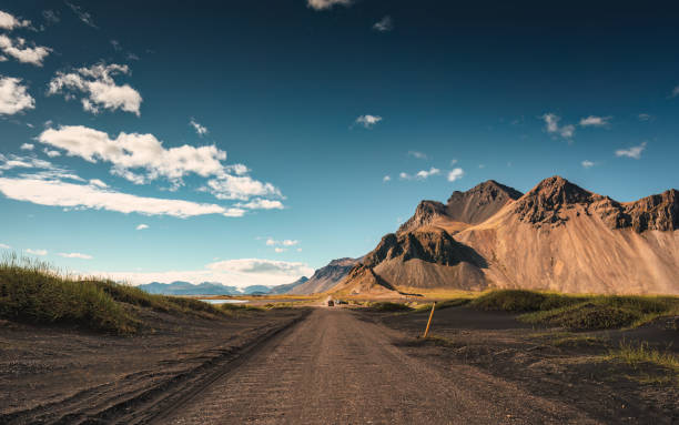 montaña vestrahorn con camino de tierra en la península de stokksnes en islandia - above the cloud sea fotografías e imágenes de stock