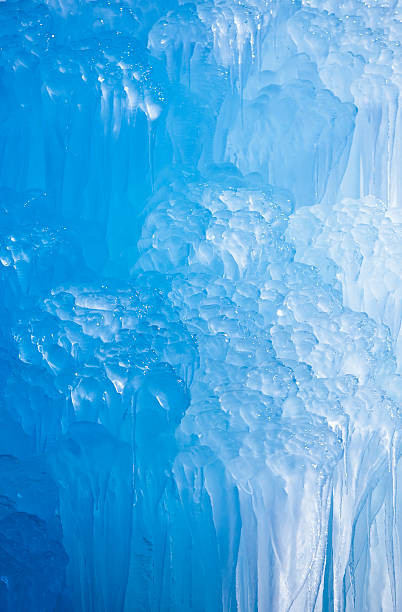 azul profundo icicles - icicle ice textured arctic imagens e fotografias de stock