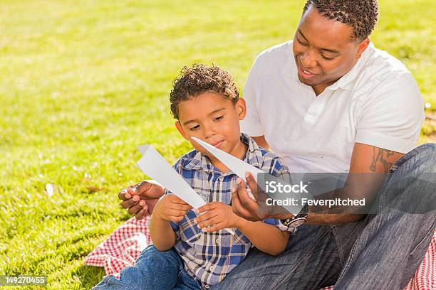 異人種の父親と息子が紙飛行機 - おもちゃのストックフォトや画像を多数ご用意 - おもちゃ, アフリカ民族, アフリカ系アメリカ人