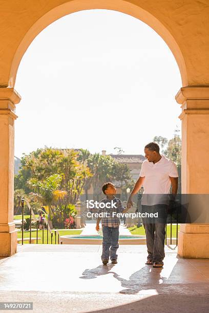 Foto de Mixed Race Pai E Filho Caminhando No Parque e mais fotos de stock de Adulto - Adulto, Afro-americano, Alegria