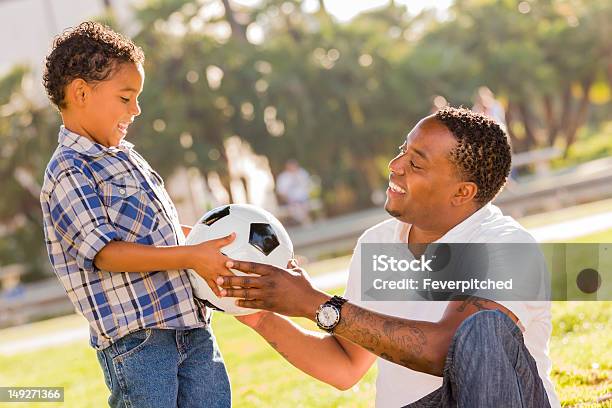 Photo libre de droit de Père Mains Nouveau Ballon De Football Pour Son Fils De Race Mixte banque d'images et plus d'images libres de droit de Balle ou ballon