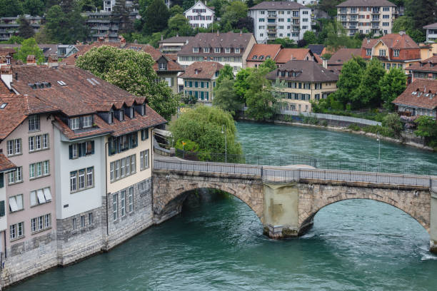 nydeggbrücke sul fiume aare - bridge people berne river foto e immagini stock