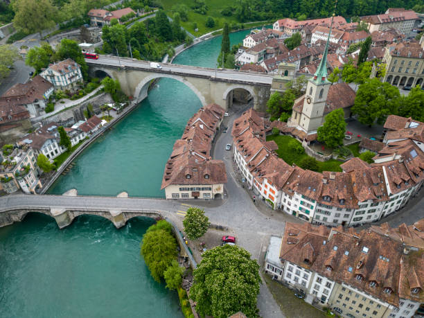 вид с воздуха на берн и реку ааре на восходе солнца - berne switzerland europe bridge стоковые фото и изображения