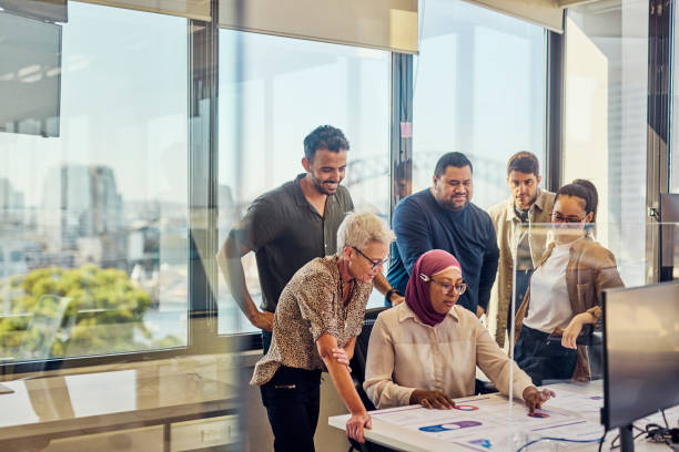 ein multikulturelles team von fachleuten, das zusammenarbeit und innovation in sydney fördert. - sydney australia fotos stock-fotos und bilder