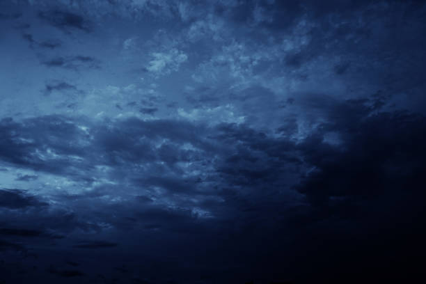 schwarzblauer nachthimmel mit wolken. dunkler dramatischer himmelshintergrund. sturm, regen. beängstigende, bedrohliche atmosphäre. - heaven cloudscape majestic sky stock-fotos und bilder