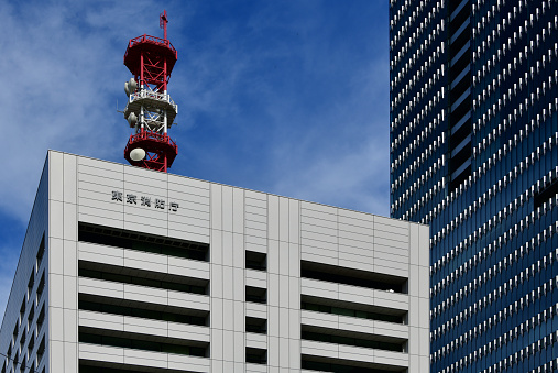 Tokyo, Japan: Tokyo Fire Department (TFD) headquarters building with its large antenna, serves Tokyo Metropolis, the TFD is the largest urban fire department in the world - Nikkei building on the rights - Otemachi, Chiyoda.
