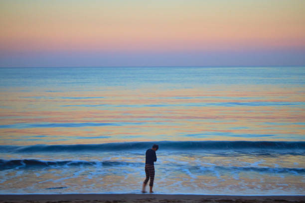 マサトランシナロアのビーチを憧れて歩く女性 - longingly ストックフォトと画像