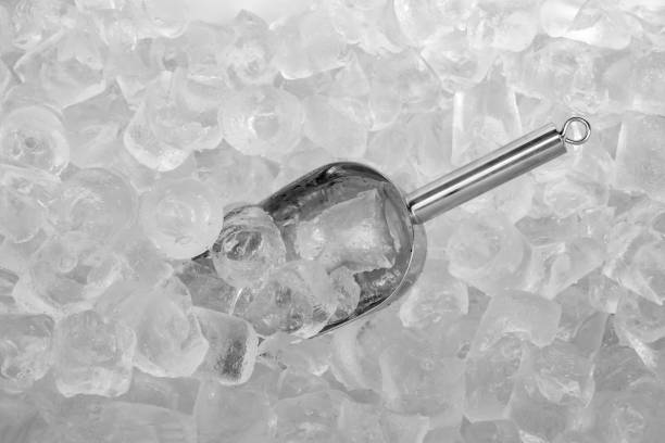 cuchara de hielo con cubitos de hielo - ice machine fotografías e imágenes de stock