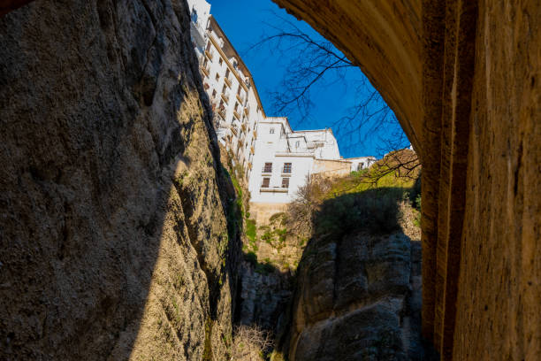 neue brücke (spanisch: puente nuevo) aus dem 18. jahrhundert in ronda, südandalusien, spanien. - puenta nueva stock-fotos und bilder