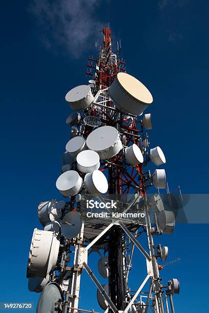 Torre De Telecomunicaciones Foto de stock y más banco de imágenes de Antena - Aparato de telecomunicación - Antena - Aparato de telecomunicación, Aparato de telecomunicación, Azul