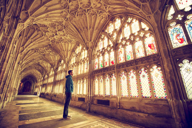 lumière de la fenêtre - england cathedral church architecture photos et images de collection