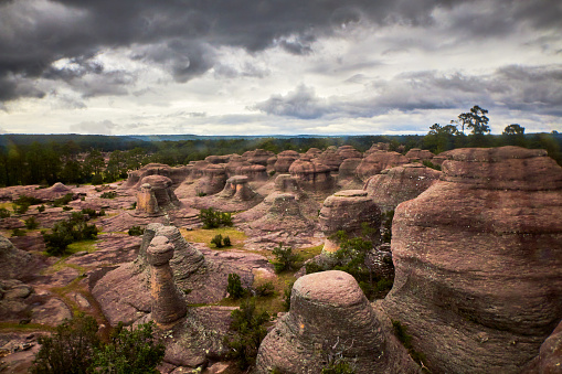 Jardín de piedras en paisaje volcanico en mexiquillo durango, rocas volcanicas, cielo nublado con nubes de tormenta
