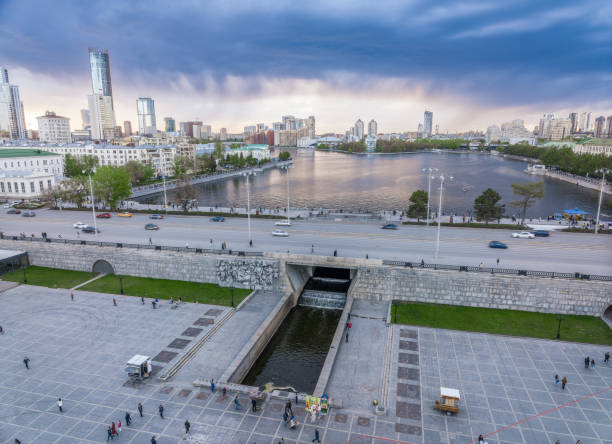 中央の池とプロティンカの堤防。エカテリンブルク市の歴史的中心部、ロシア、航空写真 - ekaterinburg ストックフォトと画像