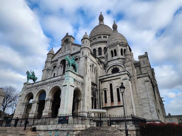 la basilique du sacré coeur si trova in cima a la butte montmartre, una chiesa di marmo bianco - brussels basilica foto e immagini stock