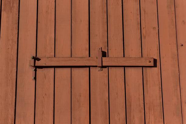 primo piano delle porte arrugginite del fienile nella serratura - wood shutter rusty rust foto e immagini stock