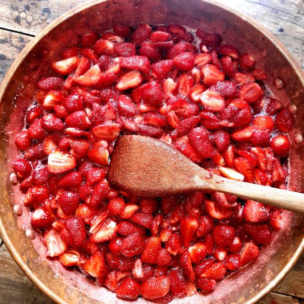 istock Confiture de fraises 1492802023
