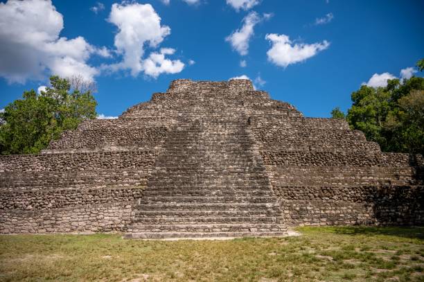 antiche rovine maya di chacchoben - chacchoben foto e immagini stock