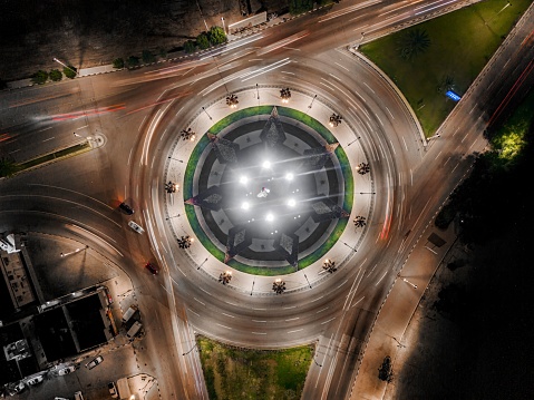 Vista aérea de una rotonda de tráfico ocupado en Qatif, Arabia Saudita. photo