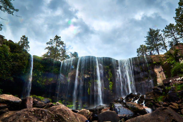 Mexiquillo waterfall on a cloudy day, Sierra Madre Occidental de Durango Cascada baja y amplia en un día nublado, cielo con nubes grises, pinos de bosque, rocas en la parte baja, cascada de mexiquillo en durango burney falls stock pictures, royalty-free photos & images