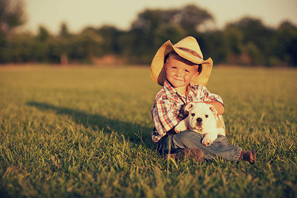 chłopiec i jego pies - cowboy cowboy hat hat summer zdjęcia i obrazy z banku zdjęć