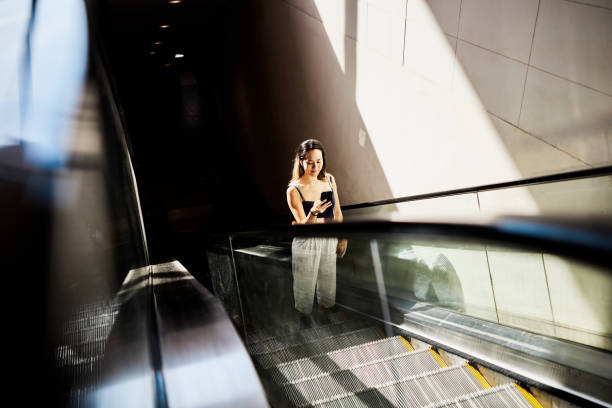 urban commuter : une jeune femme asiatique navigue dans la ville avec son téléphone - bus public transportation sydney australia australia photos et images de collection