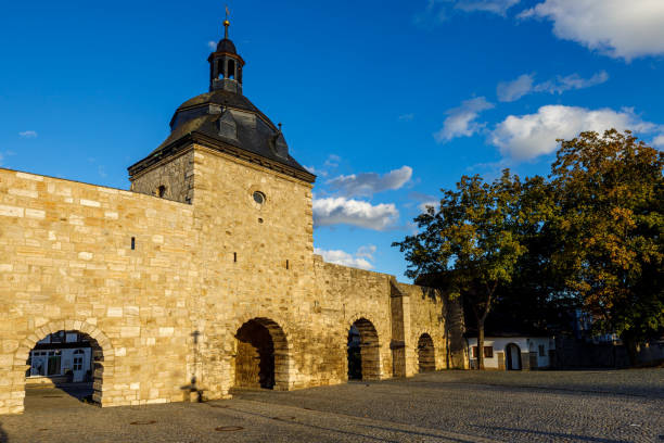 городская стена мюльхаузена в тюрингии - mühlhausen стоковые фото и изображения