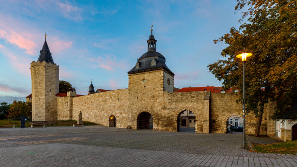 le mura della città di muehlhausen in turingia - mühlhausen foto e immagini stock