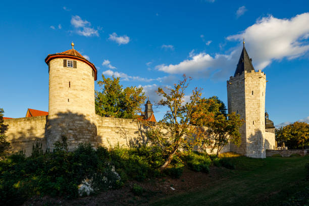 городская стена мюльхаузена в тюрингии - mühlhausen стоковые фото и изображения