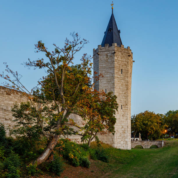 городская стена мюльхаузена в тюрингии - mühlhausen стоковые фото и изображения