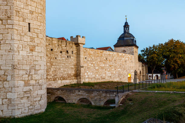 le mura della città di muehlhausen in turingia - mühlhausen foto e immagini stock