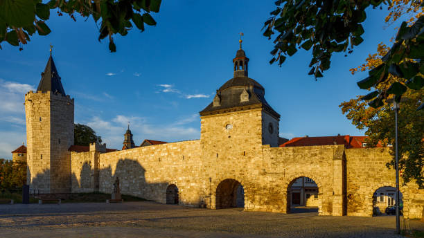 городская стена мюльхаузена в тюрингии - mühlhausen стоковые фото и изображения