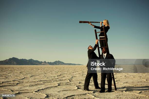 Kleine Businessteam Suche Durch Ein Teleskop Auf Salt Flats Stockfoto und mehr Bilder von Suchen