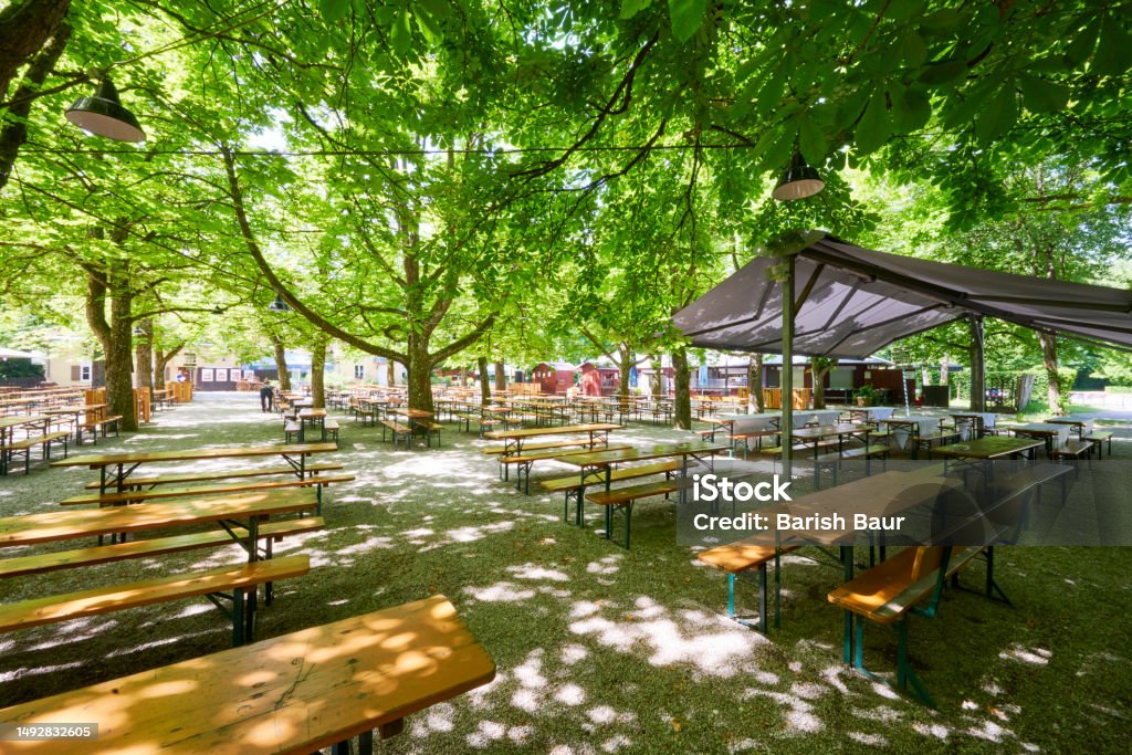 Beer garden in Munich with beautiful chestnut trees Schöner Biergarten in München Bayern mit schönen Kastanienbäumen im Sommer. Beer Garden Stock Photo