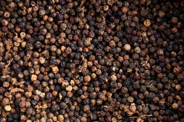 полнокадровый снимок черного перца горошком - organic dried fruit berry fruit dried food стоковые фото и изображения