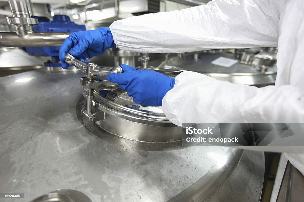 Mãos abertura de processos industriais tanque - Foto de stock de Abrindo royalty-free