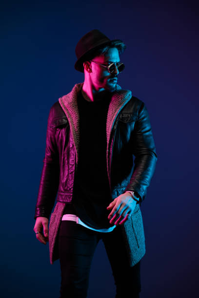 istock casual man looking to the side with dramatic energy 1492880986