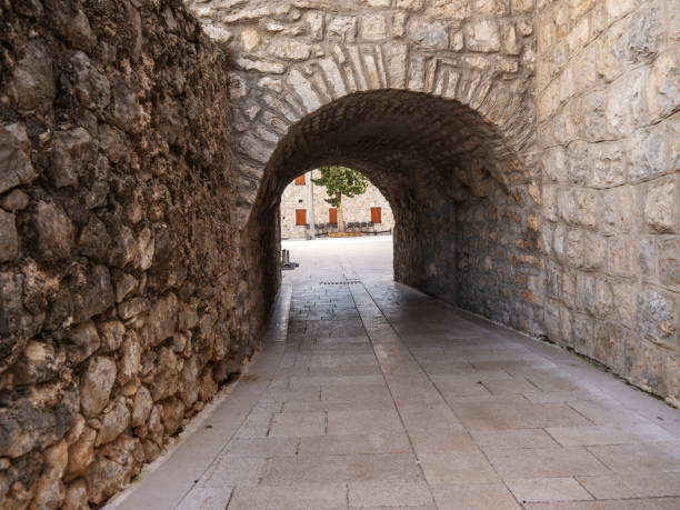 tunnel di pietra della città vecchia di trebinje nella vista frontale dell'edificio - trebinje foto e immagini stock