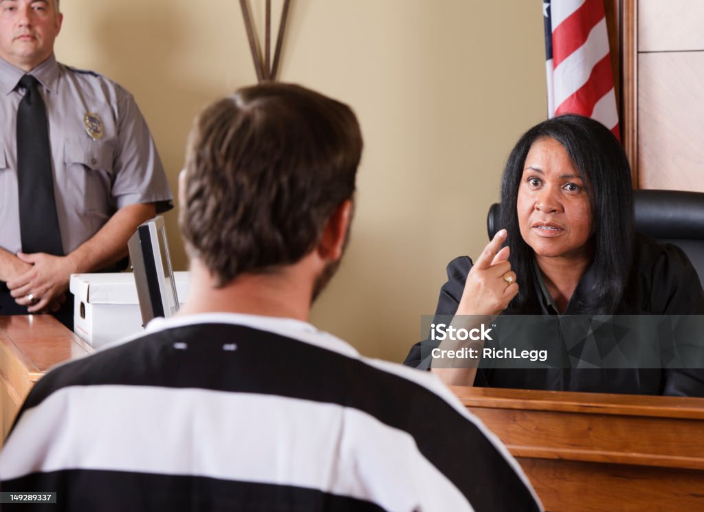 Accusato penali e avvocato in un'Aula di tribunale - Foto stock royalty-free di Adulto