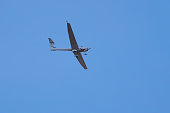 einmotoriges-flugzeug-fliegt-bei-klarem-