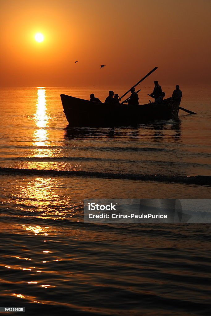 Remo pescadores ao nascer do sol - Foto de stock de Barco a Vela royalty-free