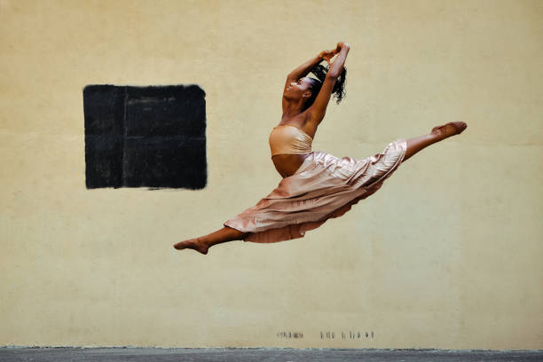 ballerine moderne danseuse saute fendue dans les airs - black skirt photos et images de collection