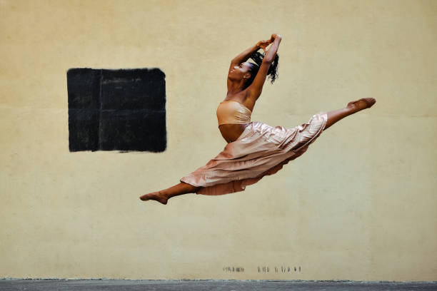 現代のバレリーナの女性ダンサーが空中で分裂してジャンプ - dancer jumping ballet dancer ballet ストックフォトと画像