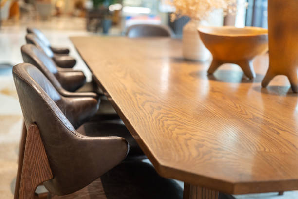 sillas de cuero con mesa de madera de diseño clásico. - booked fotografías e imágenes de stock