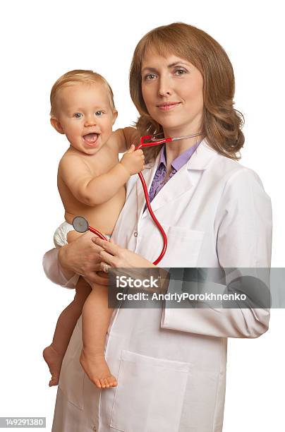 Médico E Bebê Sorridente Com Estetoscópio Jogar - Fotografias de stock e mais imagens de Doutor - Doutor, Ouvir, Sexo Feminino