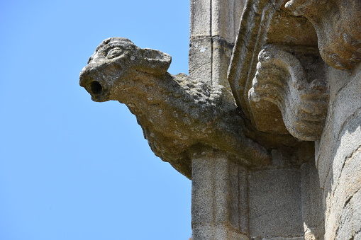 Une gargouille en pierre sur une chapelle bretonne, à Pluneret