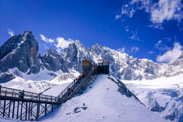 snow scenic mountain at Jade Dragon snow mountain ,Lijiang,China YUNNAN,CHINA 16 february 2022 - many tourists come to visit snow scenic mountain at Jade Dragon snow mountain,located in Lijiang yunnan province stock pictures, royalty-free photos & images